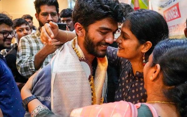 ഗുകേഷിന്റെ വിജയം ; മാതാപിതാക്കളുടെ സ്വപ്ന സാക്ഷാത്കാരം